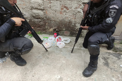 Polícia Militar apreende menores e drogas no Morro do Santo Antônio em Angra