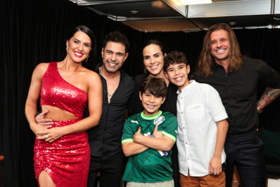 Em meio a polêmicas, Wanessa e Graciele Lacerda posam ao lado de Zezé Di Camargo durante show