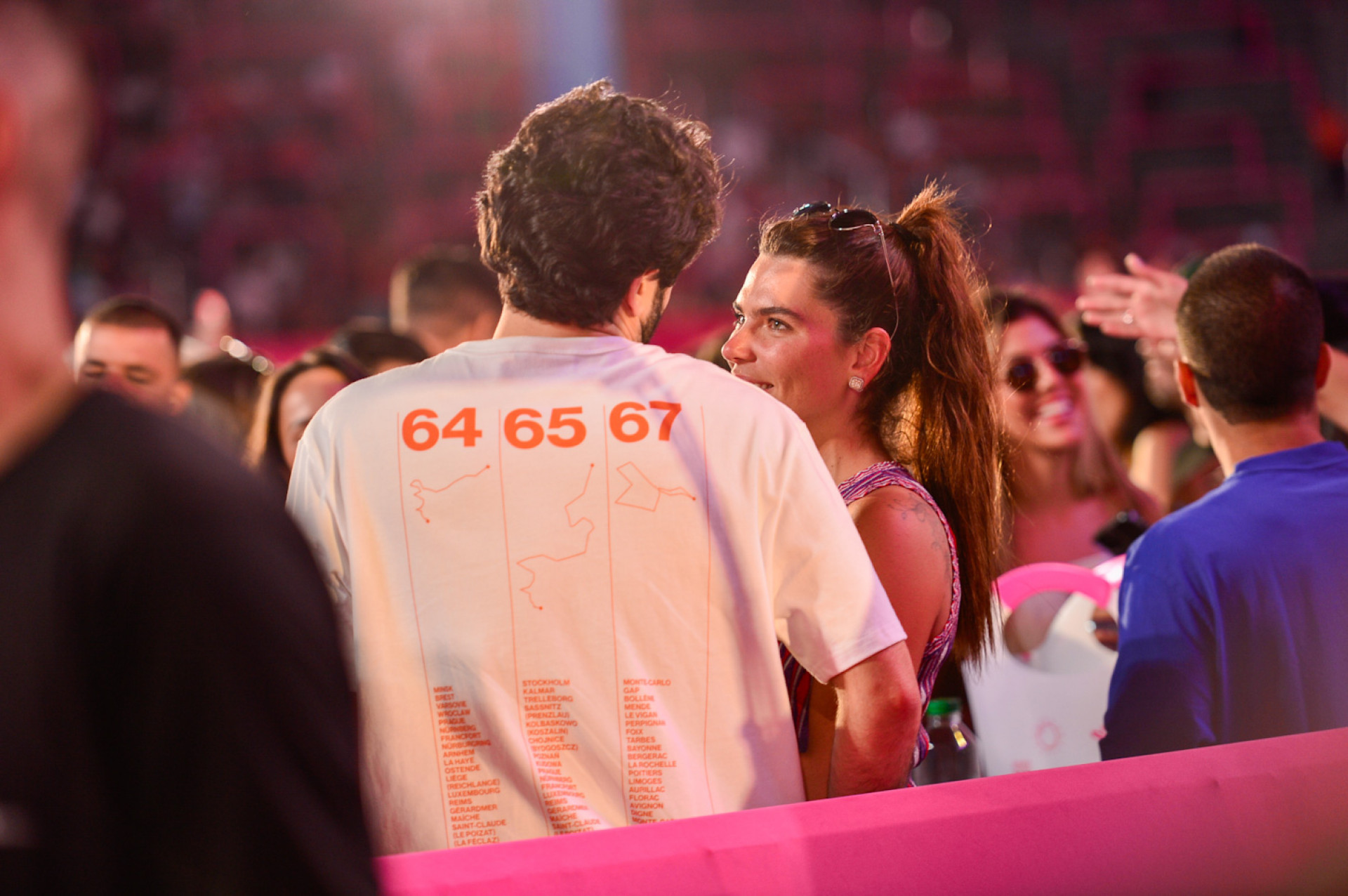 Mariana Goldfarb troca carinhos com moreno - Araujo / Agnews