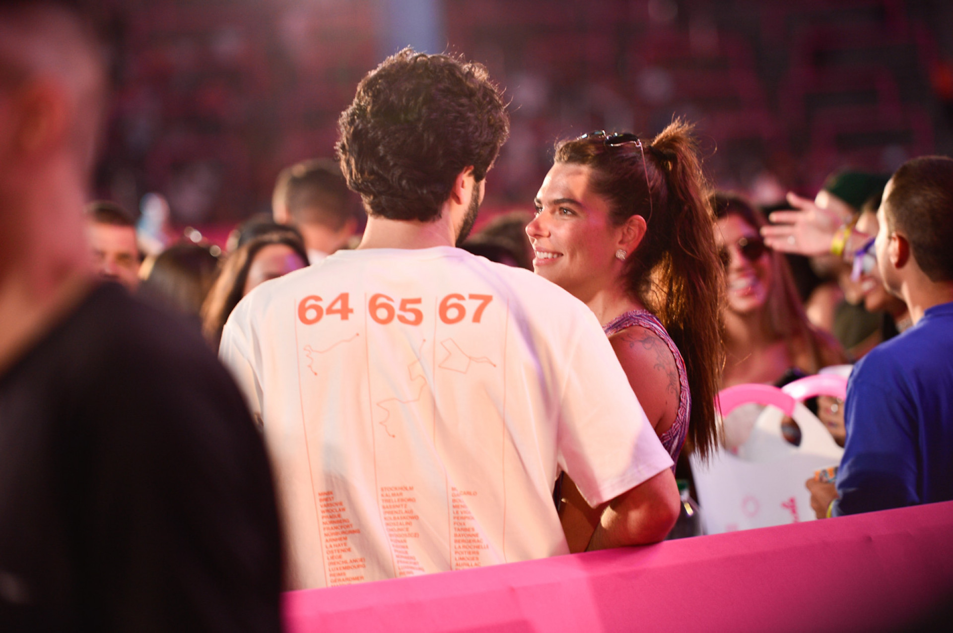 Mariana Goldfarb troca carinhos com moreno - Araujo / Agnews