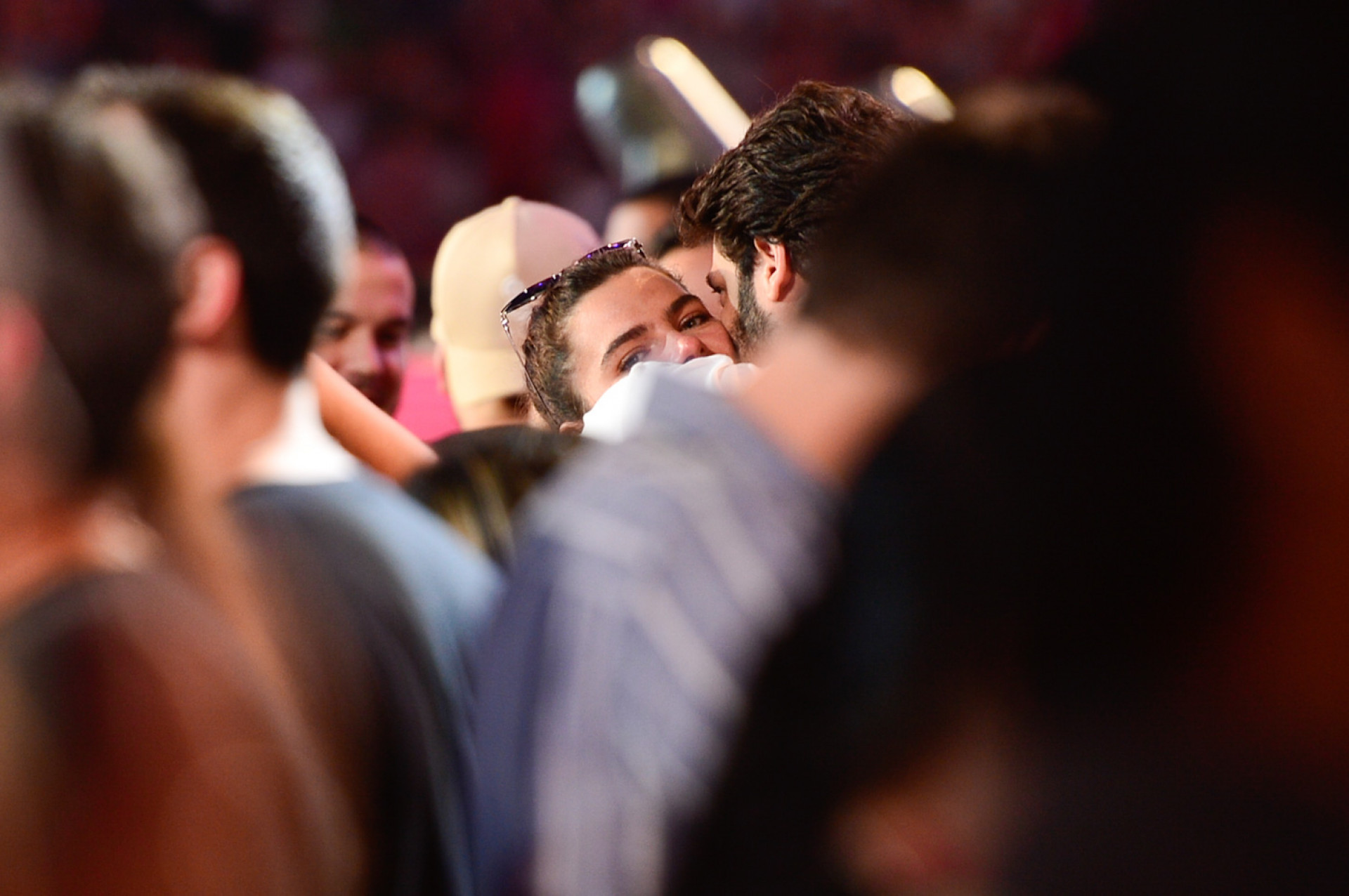 Mariana Goldfarb troca carinhos com moreno - Araujo / Agnews