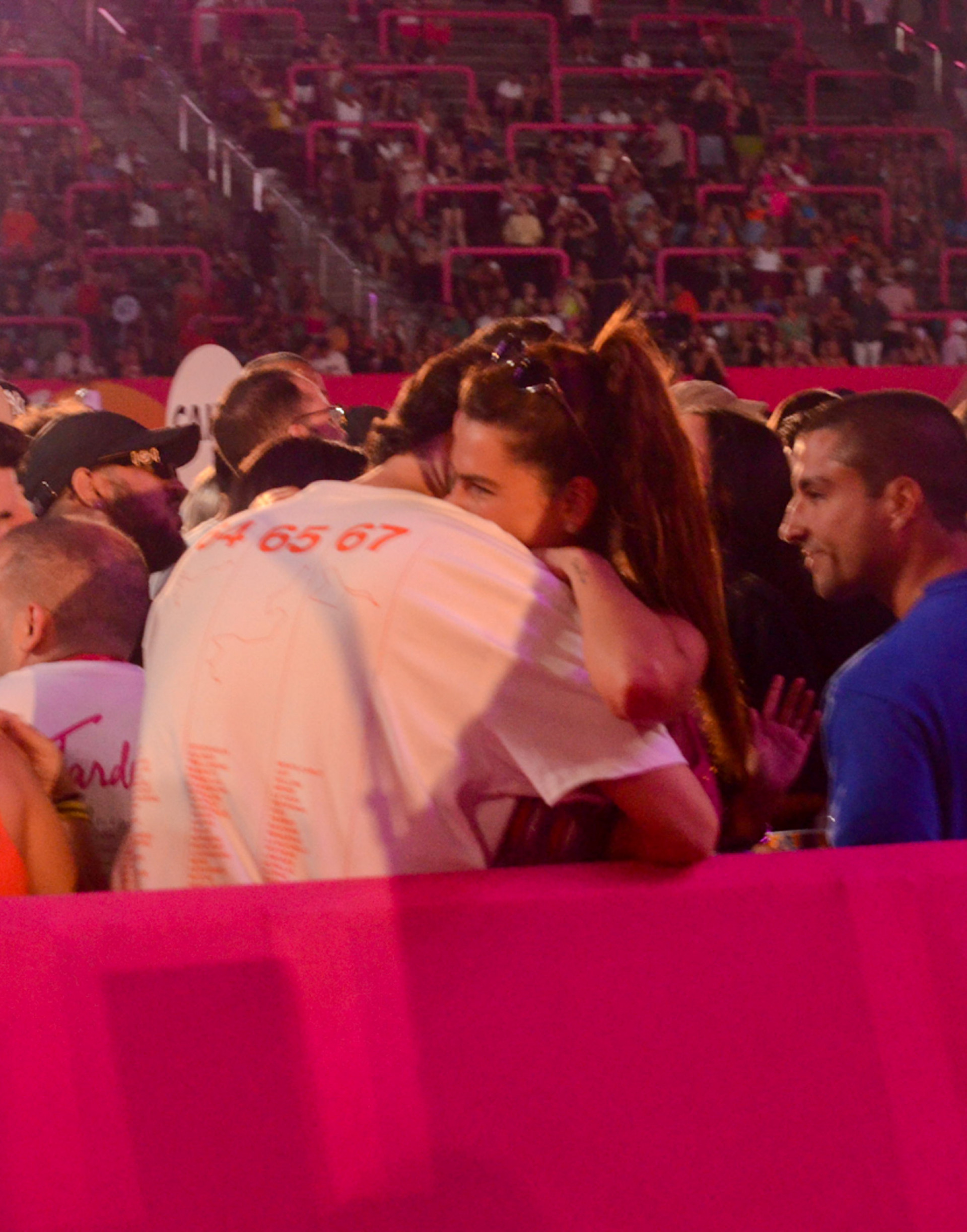 Mariana Goldfarb troca carinhos com moreno - Araujo / Agnews