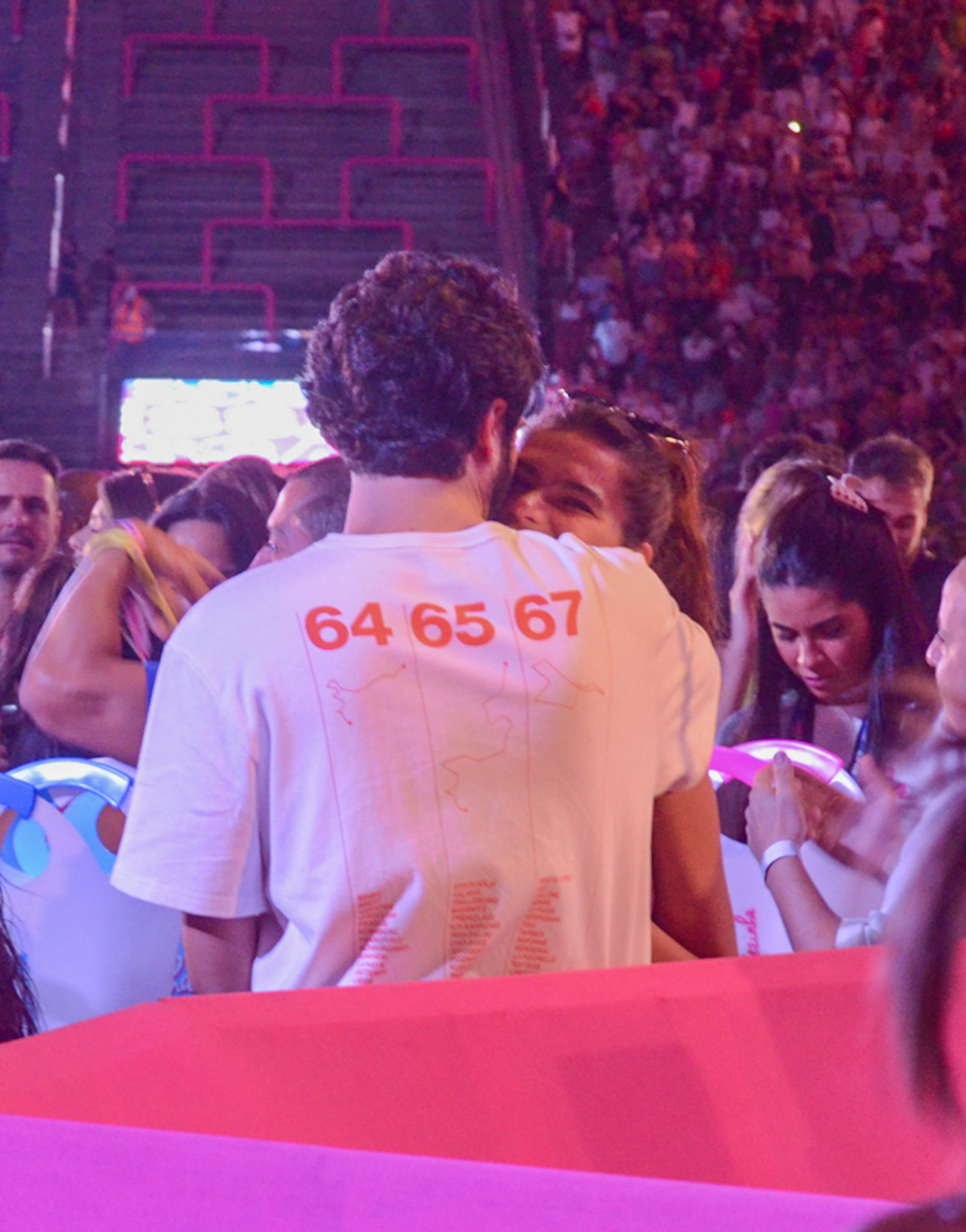 Mariana Goldfarb troca carinhos com moreno - Araujo / Agnews