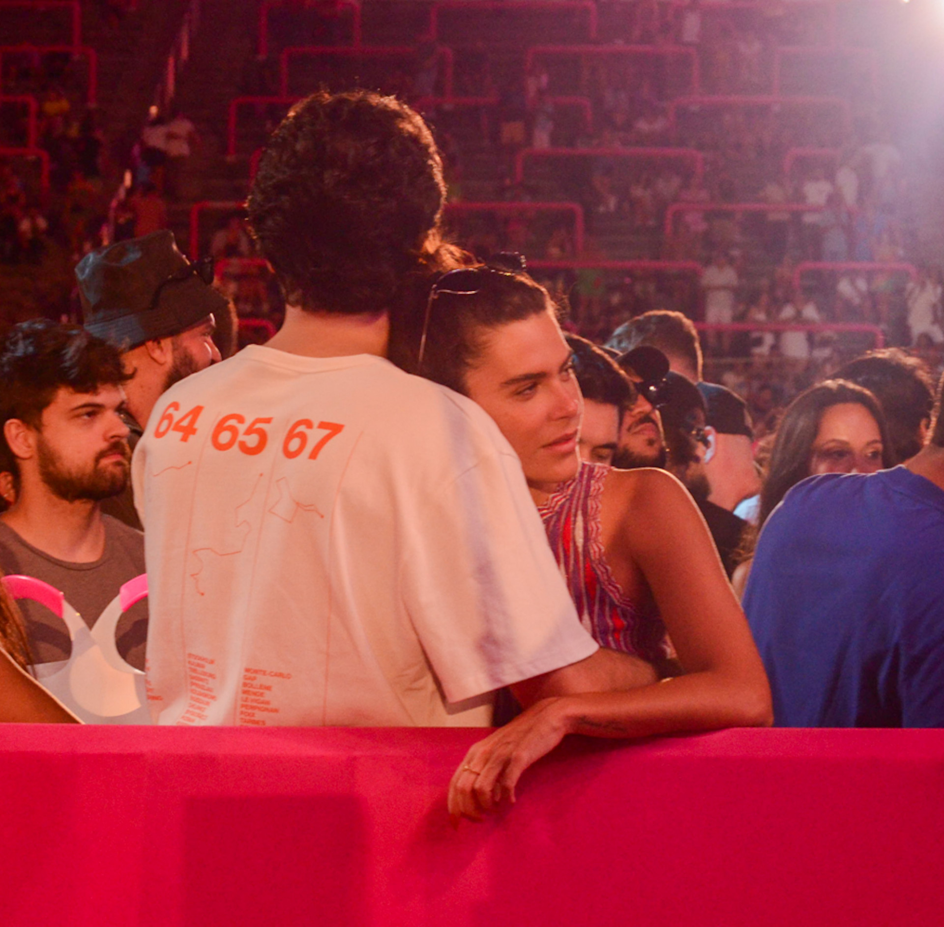 Mariana Goldfarb troca carinhos com moreno - Araujo / Agnews