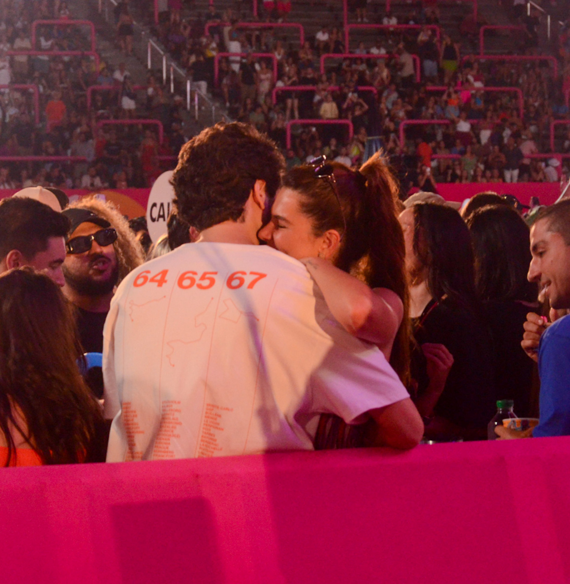 Mariana Goldfarb troca carinhos com moreno - Araujo / Agnews