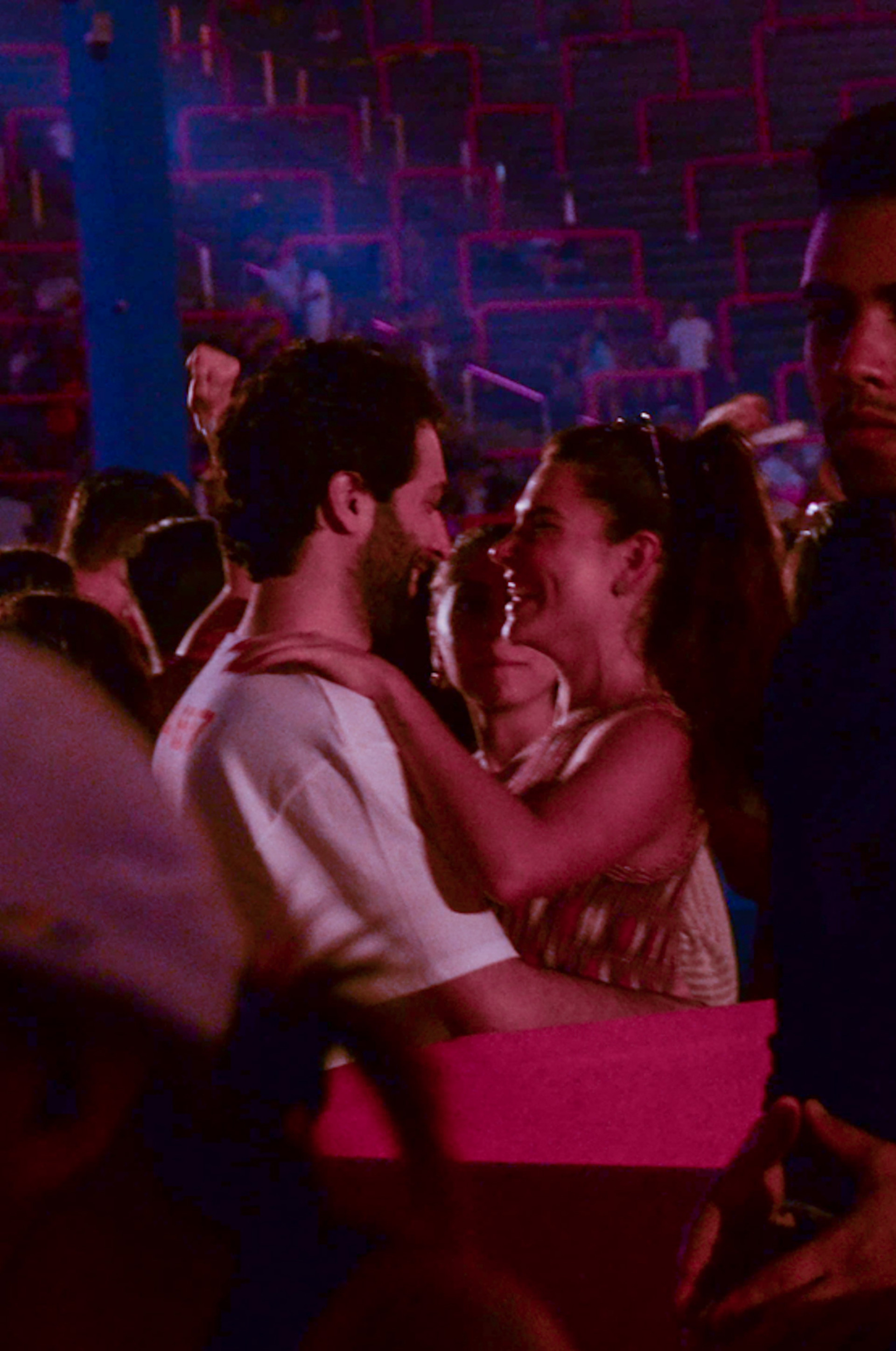 Mariana Goldfarb troca carinhos com moreno - Araujo / Agnews