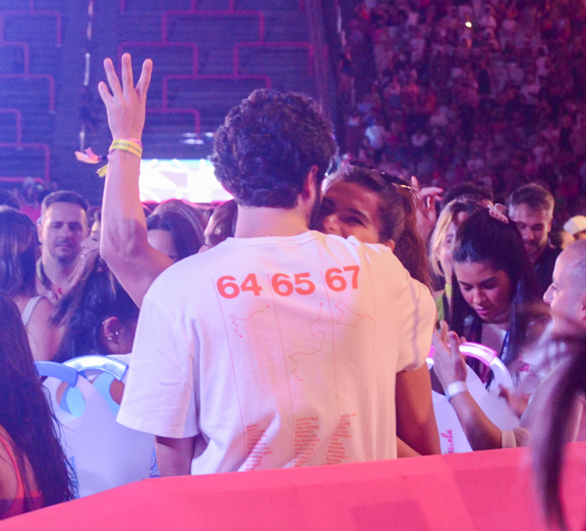 Mariana Goldfarb troca carinhos com moreno - Araujo / Agnews