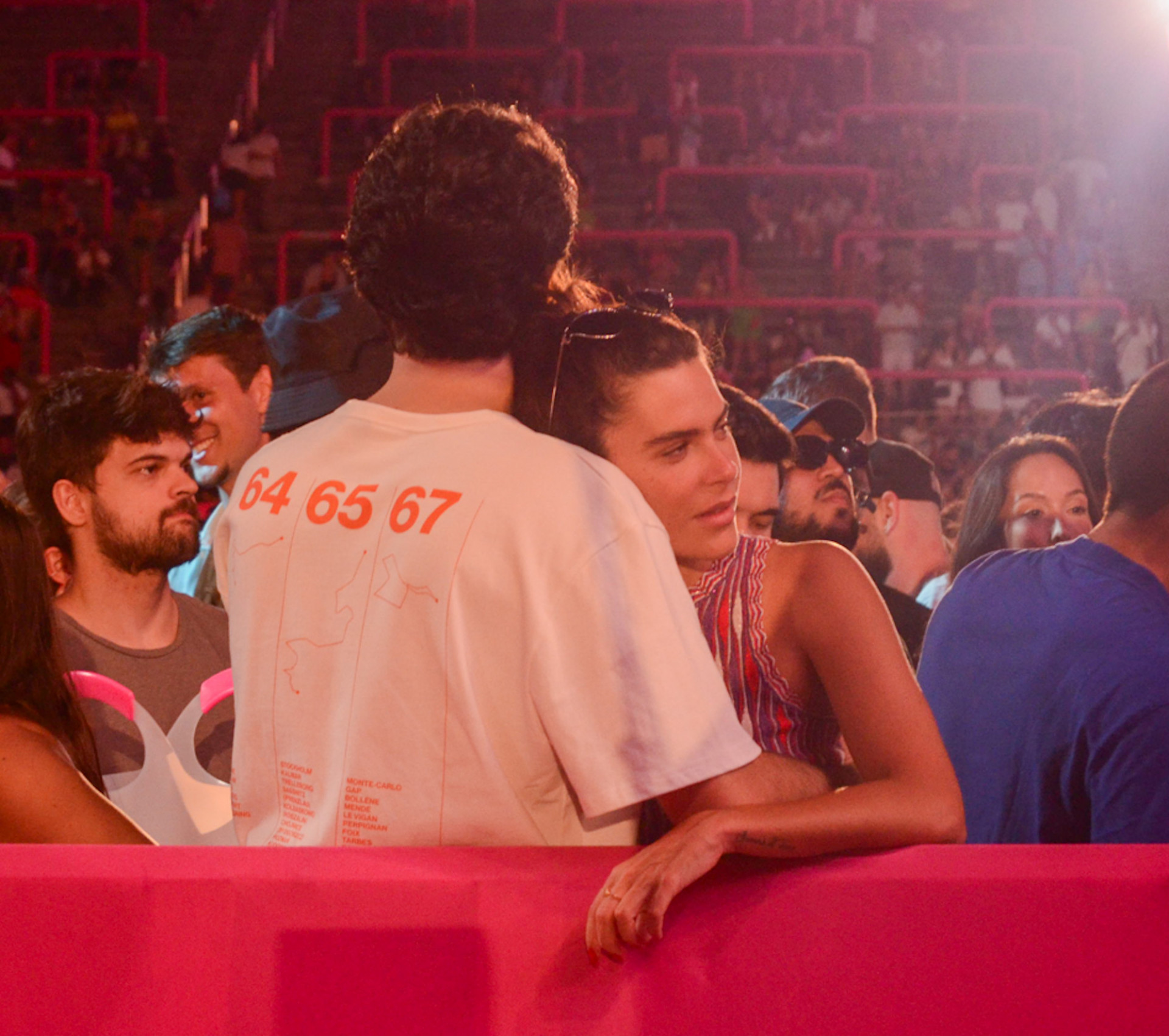 Mariana Goldfarb troca carinhos com moreno - Araujo / Agnews