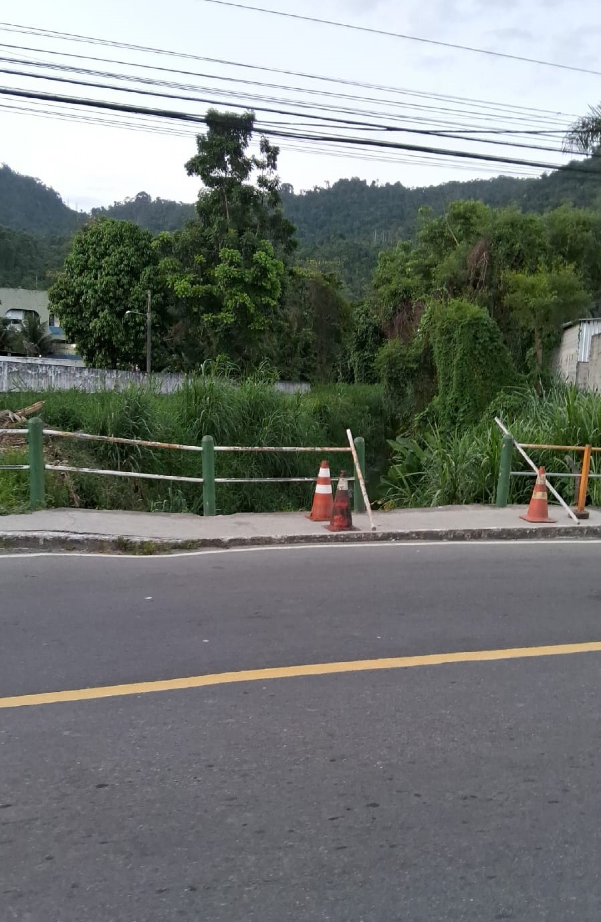 A esquerda do cone, nesse muro, está o CIEP e a direita o centro comercial. O ponto do ônibus fica ao lado do portão do Ciep. Está até sinalizada. - Divulgação