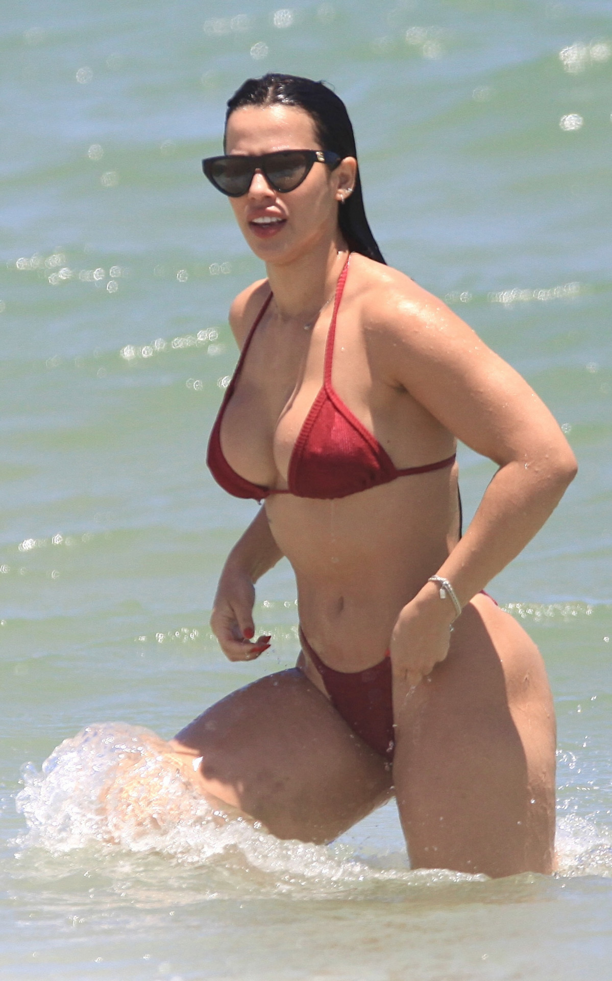 Larissa Tomásia curte dia de sol na Barra da Tijuca, na Zona Oeste do Rio