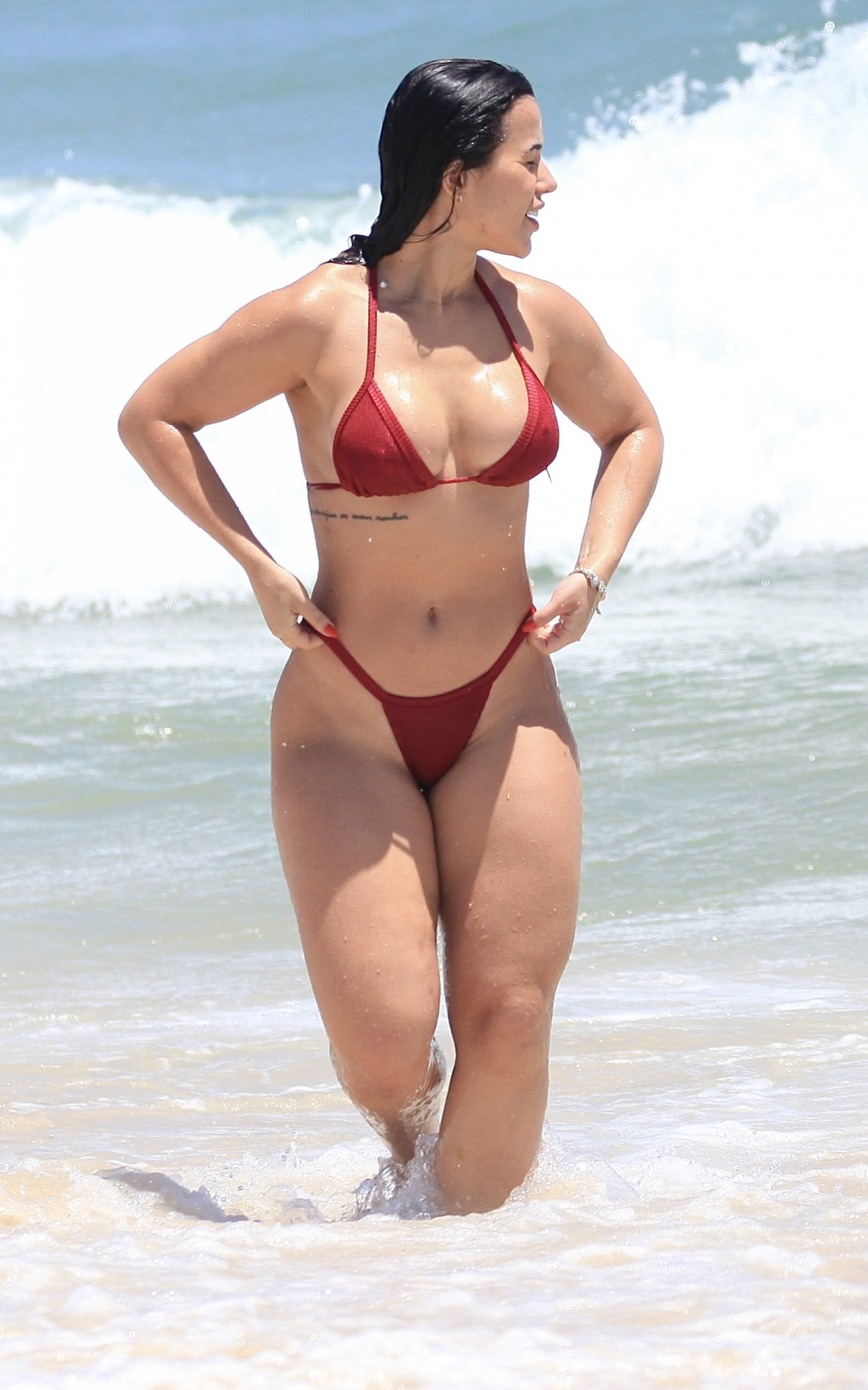 Larissa Tomásia curte dia de sol na Barra da Tijuca, na Zona Oeste do Rio