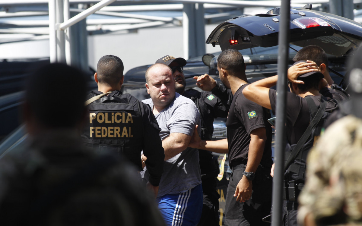 Opera&ccedil;&atilde;o policia federal e GAECO do minist&eacute;rio p&uacute;blico contra mil&iacute;cia na zona oeste do Rio de Janeiro, na foto, Preso chegando a sede da PF 
 nesta ter&ccedil;a-feira (19). - Reginaldo Pimenta / Agencia O Dia