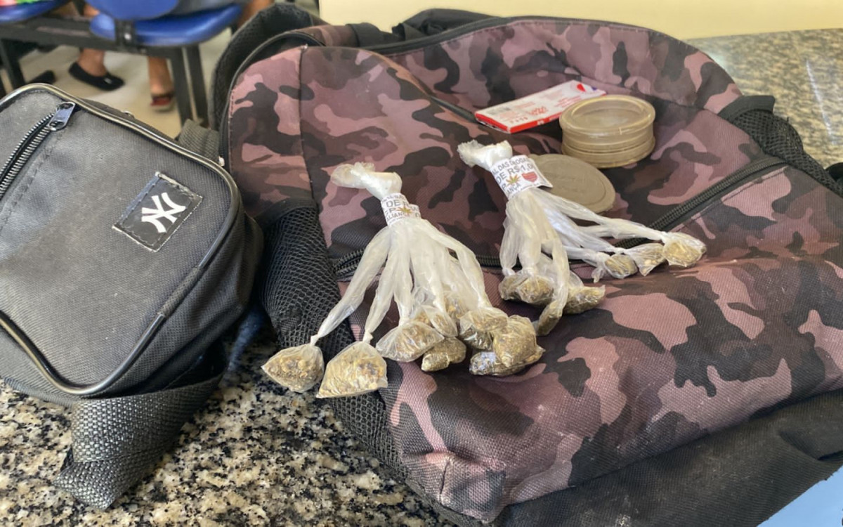 Entorpecentes apreendidos. Um jovem e dois homens foram encaminhados à 33ª DP (Sulacap)