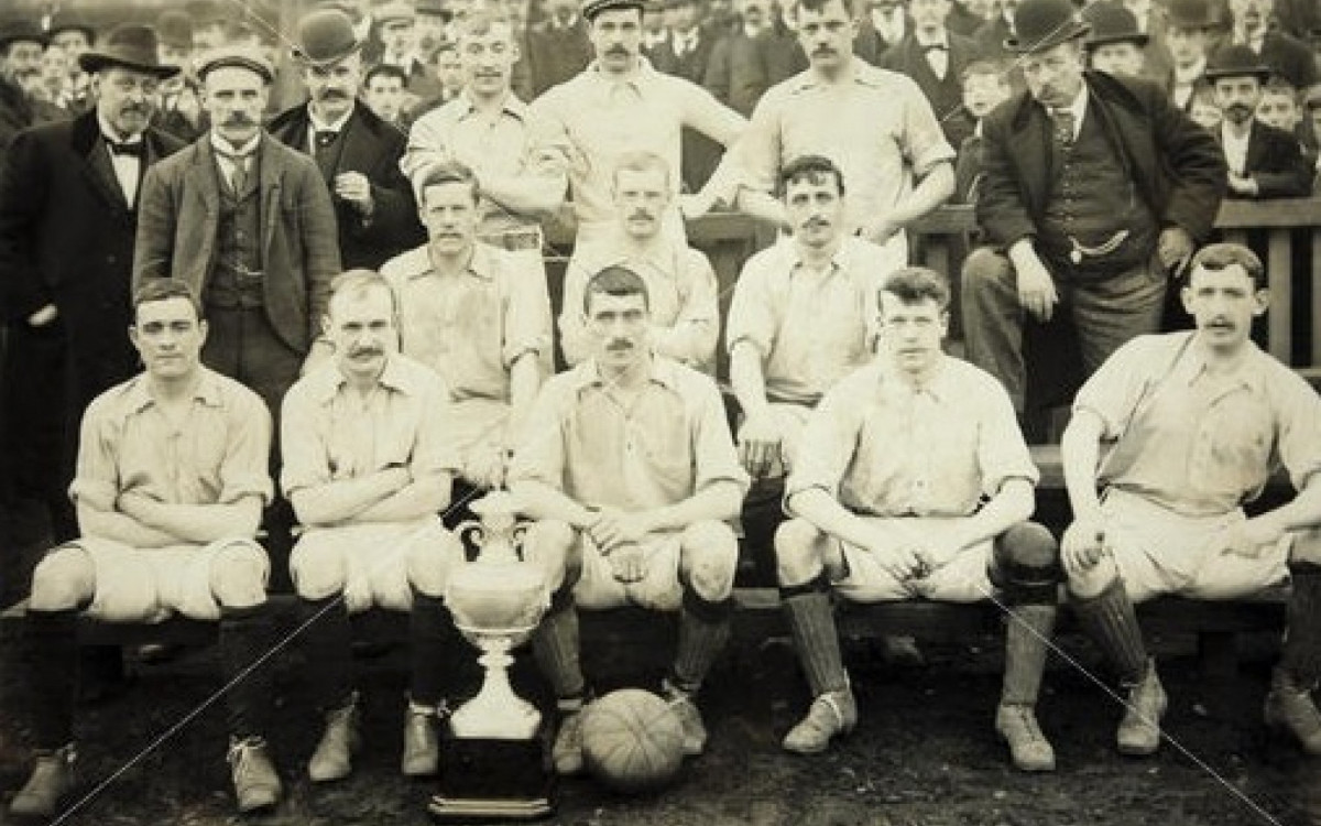 Charles Williams (de boina, ao centro, na fila mais em cima) com o time do Manchester City que subiu &agrave; Primeira Divis&atilde;o em 1899/1900