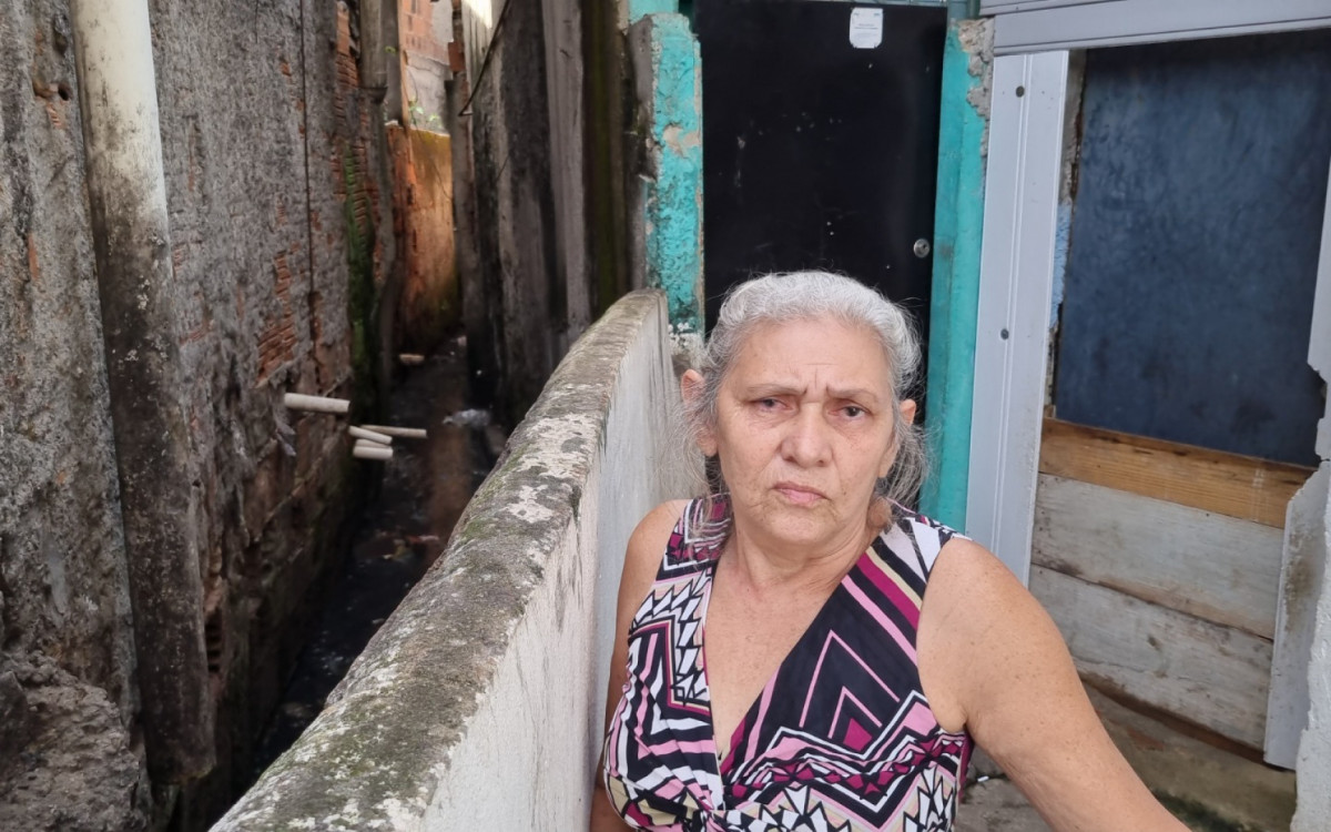 ANTES: Dona Maria Amélia convivia com esgoto a céu aberto na porta de sua casa, na Comunidade do Amarelinho - Divulgação/ Rafael Casado