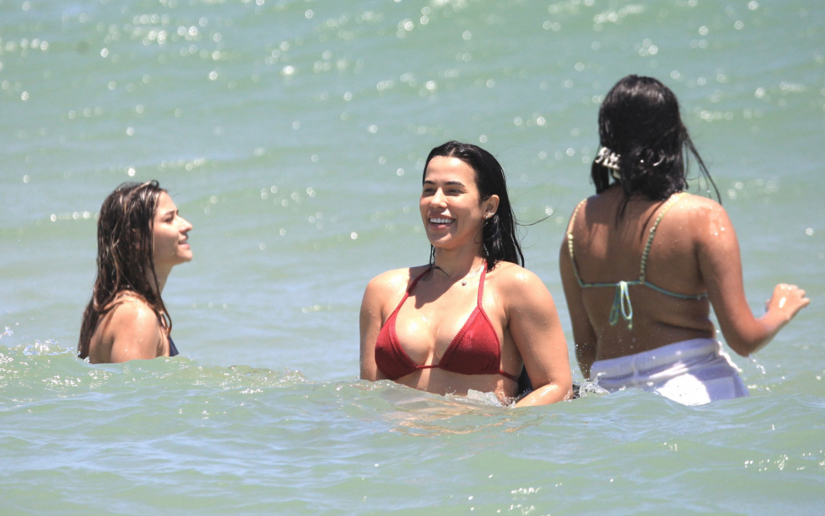Larissa Tomásia curte dia de sol na Barra da Tijuca, na Zona Oeste do Rio