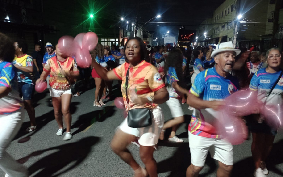 Os foliões da Inocentes nas ruas de Mesquita no ensaio anterior