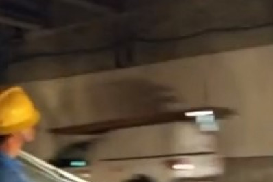 Viga metálica despenca e cai em cima de van no Túnel Noel Rosa