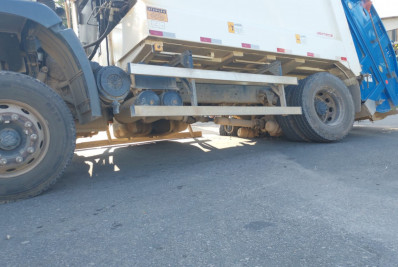 Asfalto cede e caminhão fica preso em Resende