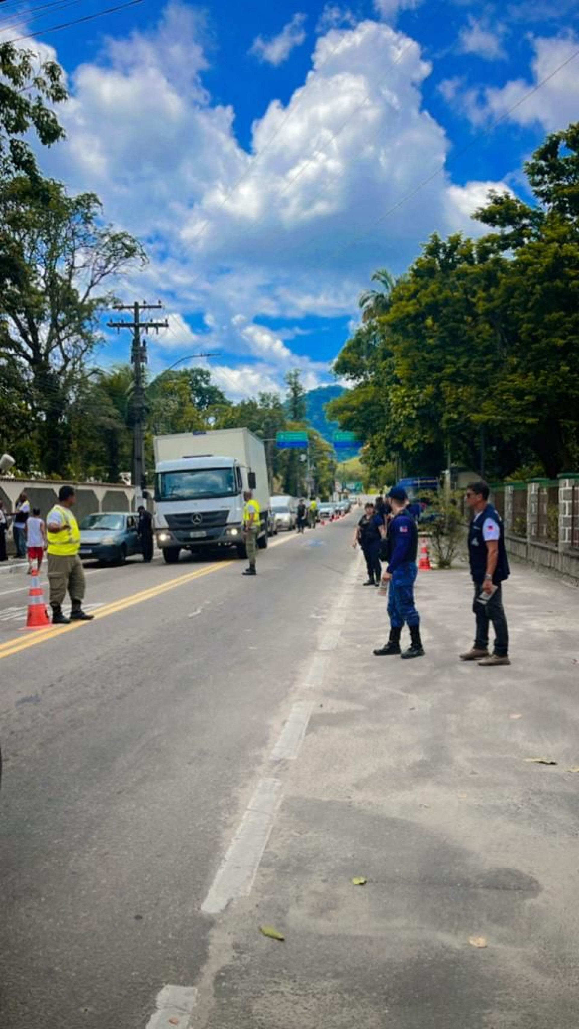 Durante a blitz, os guardas municipais informam aos motoristas que a partir da próxima semana eles irão multar quem desrespeitar as leis de trânsito