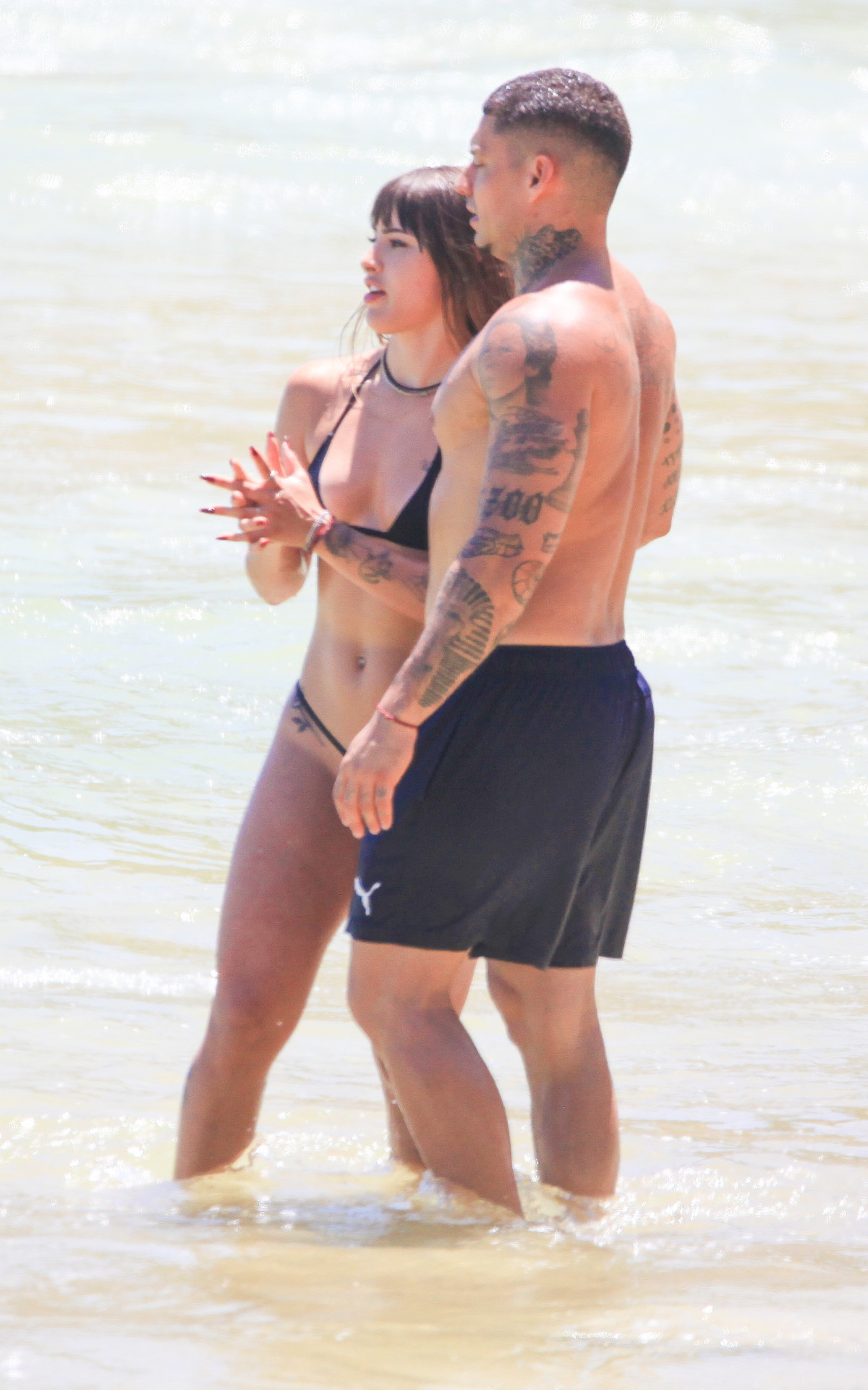 Filipe Ret e a namorada, Agatha Sá, curtem dia de praia no Rio