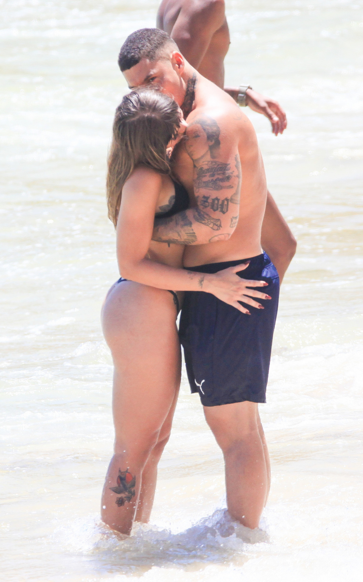 Filipe Ret e a namorada, Agatha Sá, curtem dia de praia no Rio