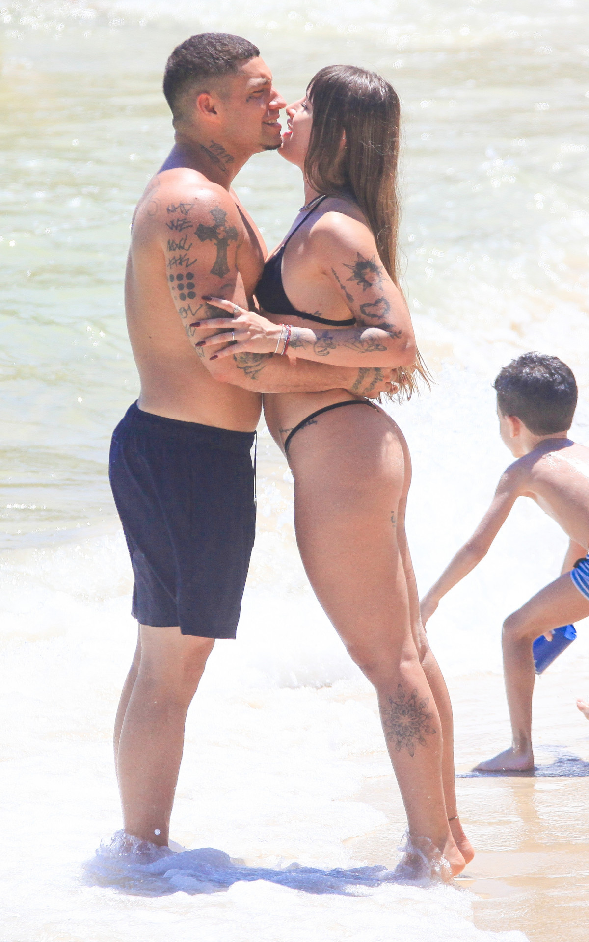 Filipe Ret e a namorada, Agatha Sá, curtem dia de praia no Rio