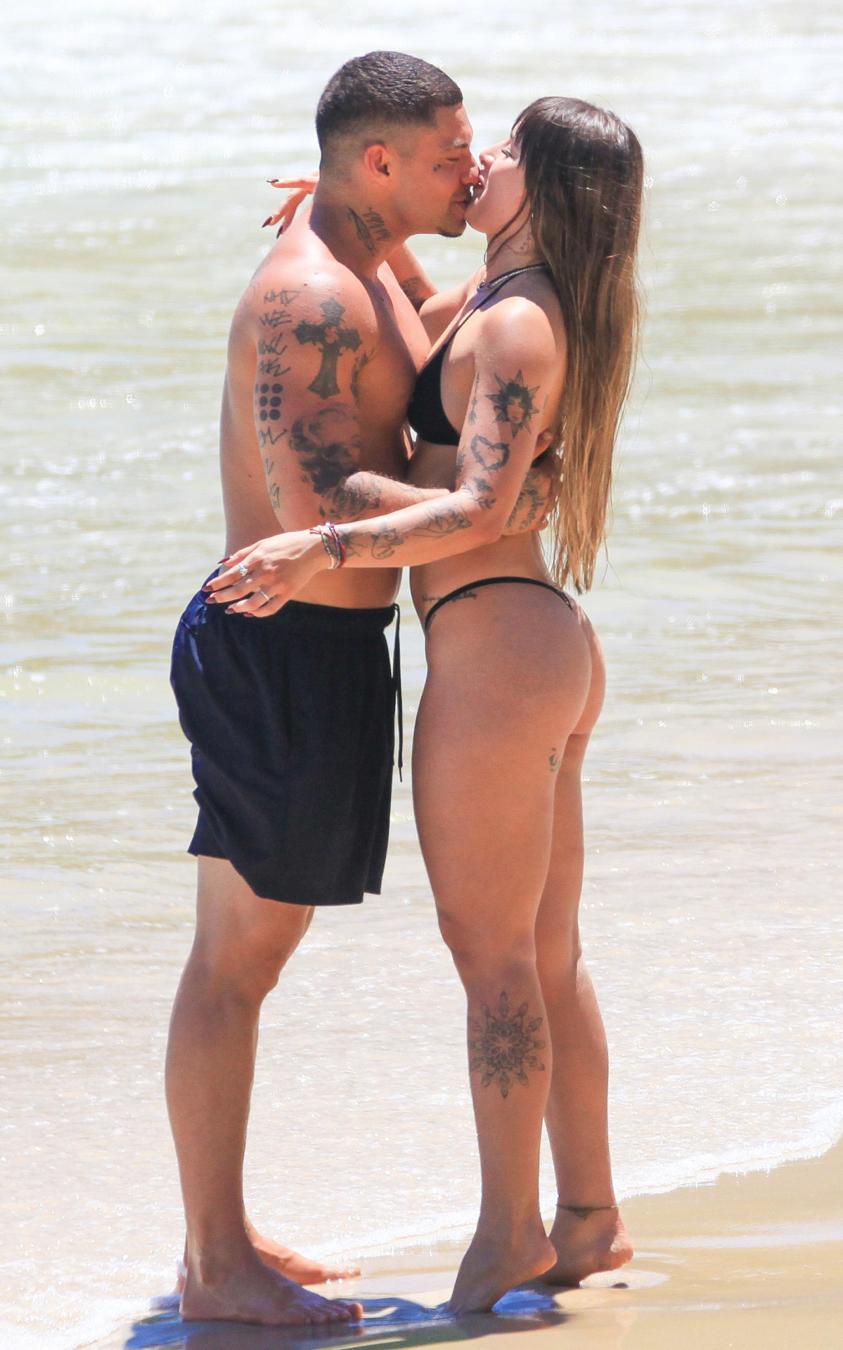 Filipe Ret e a namorada, Agatha Sá, curtem dia de praia no Rio