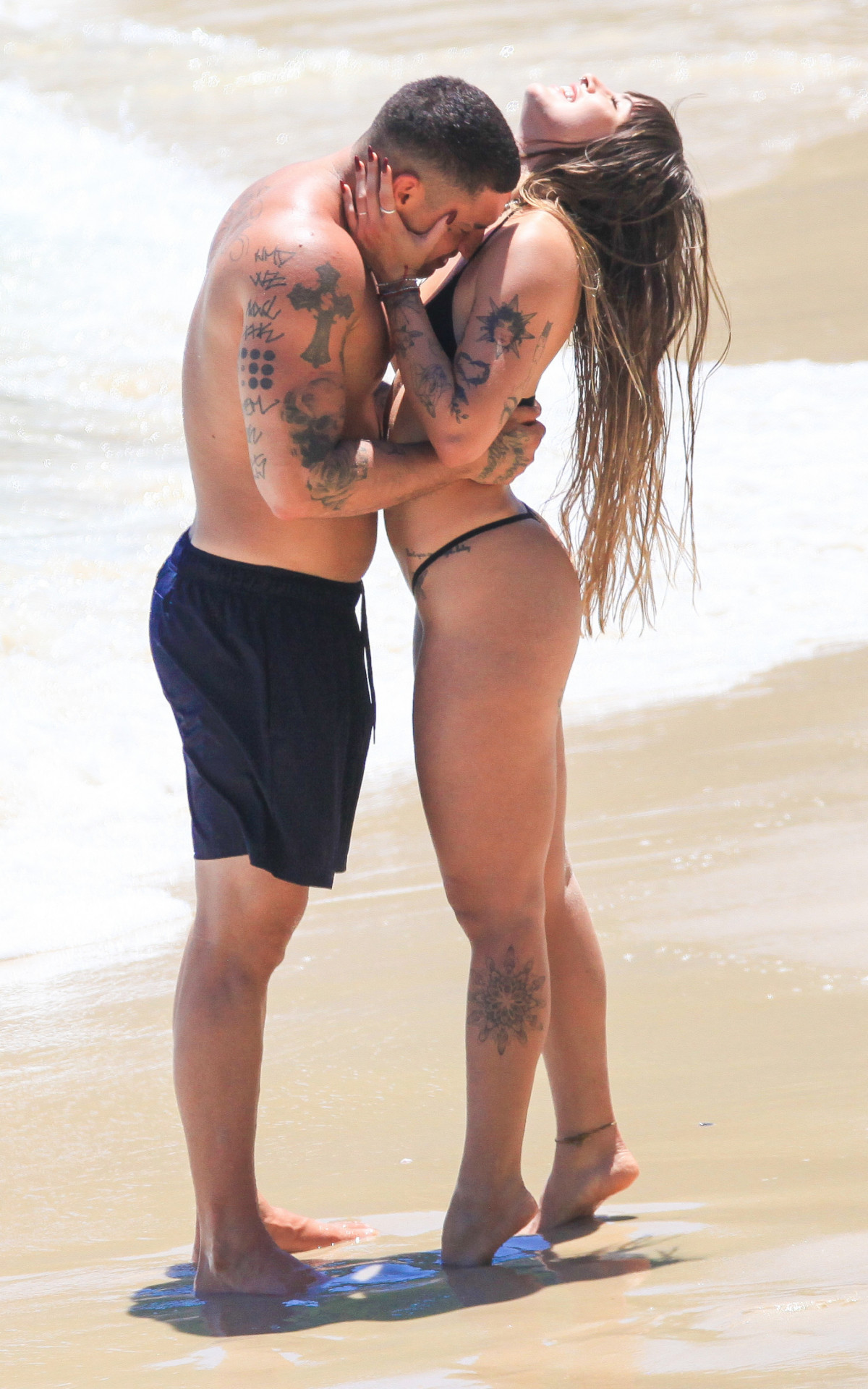 Filipe Ret e a namorada, Agatha Sá, curtem dia de praia no Rio