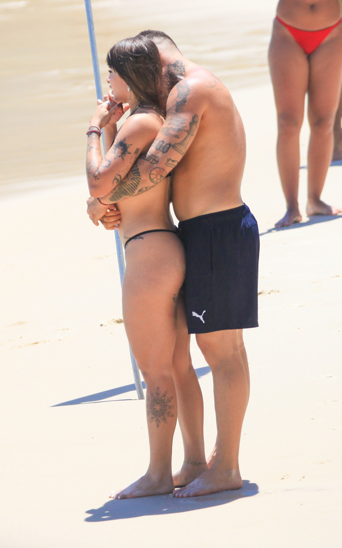 Filipe Ret e a namorada, Agatha Sá, curtem dia de praia no Rio