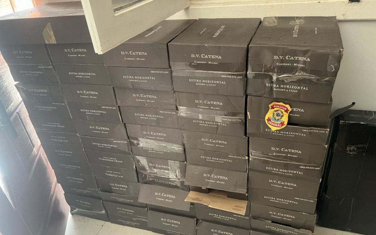 PF apreende 8 mil garrafas de vinho contrabandeadas; bebida era vendida pela metade do preço
