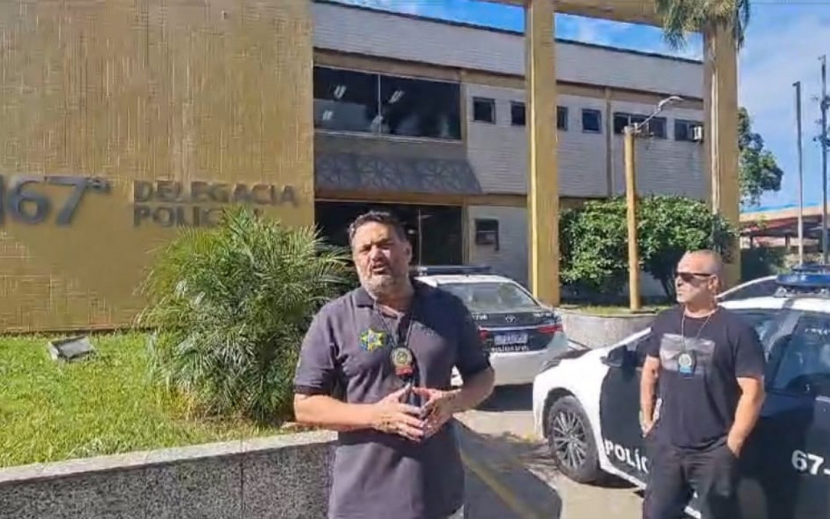 Delegado Marcello Russo (E) com sua equipe depois de colocar atr&aacute;s das grades o homem acusado de estupro de vulner&aacute;vel