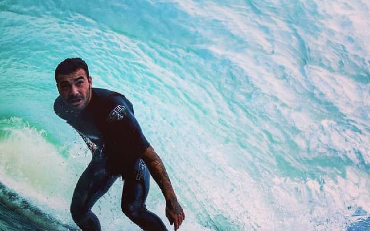 O ex-surfista profissional Jorge Spanner morreu ao saltar de base jump - Reprodução