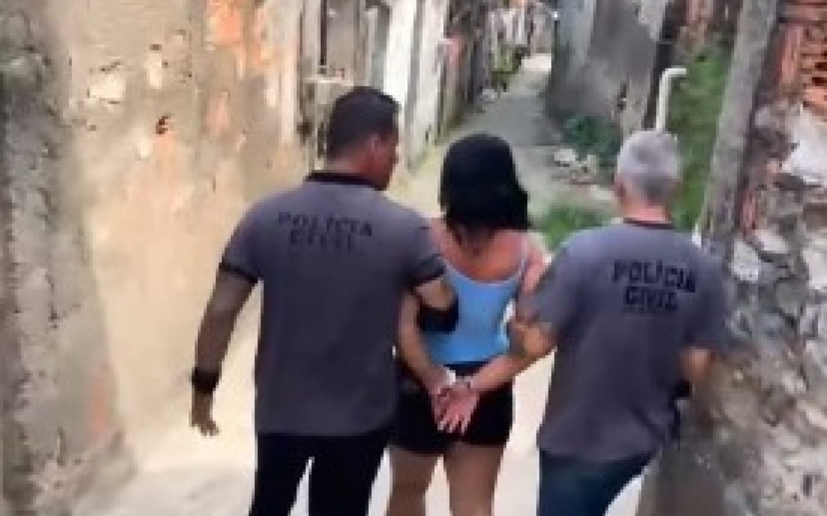 Segundo a Polícia Civil, presa seria líder do tráfico no Morro do São Carlos, e ligada ao Comando Vermelho - Divulgação/PCERJ
