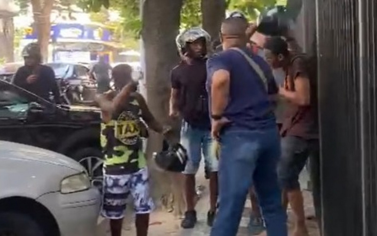 Homem foi preso após furtar bicicleta em Niterói; antes, ele foi agredido por motociclistas