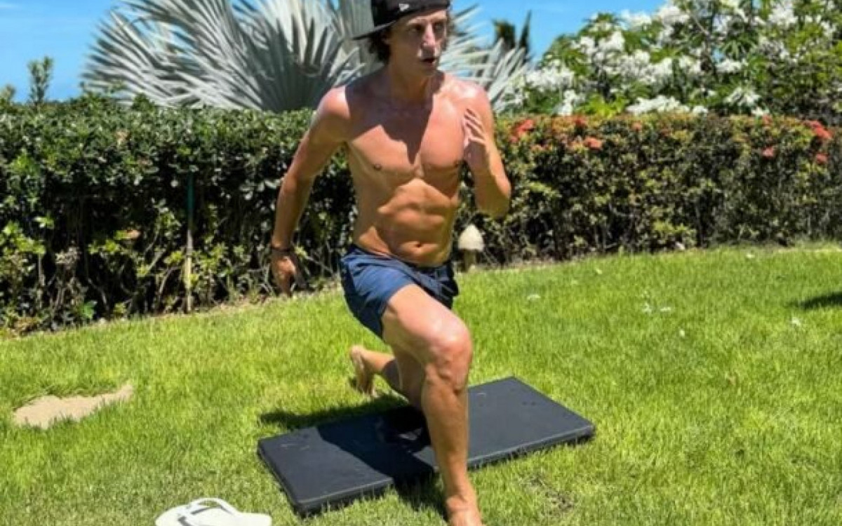 David Luiz treina nas f&eacute;rias e vive esperan&ccedil;a de dias melhores