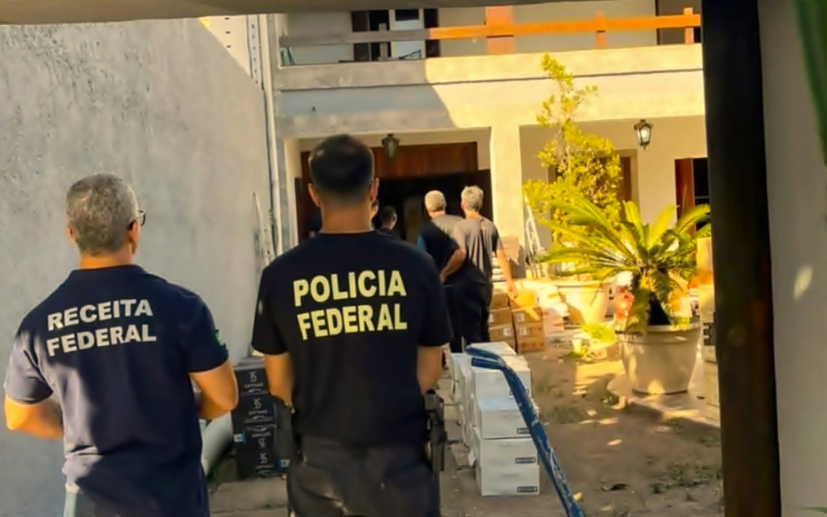 Polícia Federal faz operação para desarticular esquema de comercialização de vinhos contrabandeados em Macaé