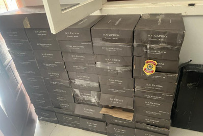 PF apreende 8 mil garrafas de vinho contrabandeadas; bebida era vendida pela metade do preço