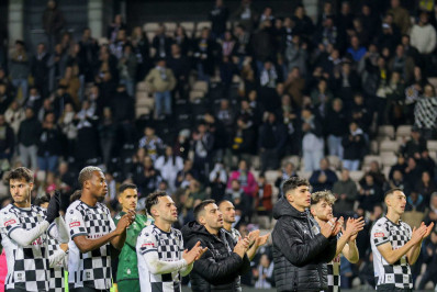 Com três meses de salários atrasados, jogadores se recusam a treinar