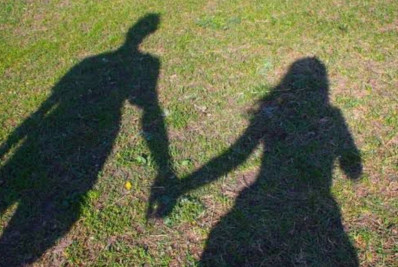 Travesti fica chocada após ser contratada por rapper famoso para trisal, diz colunista