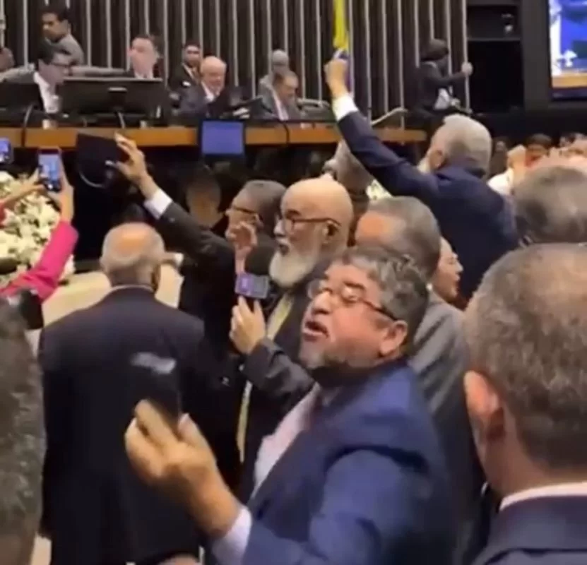 Vice-presidente do PT chama Nikolas de 'viadinho' e dá tapa na cara de outro deputado