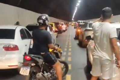 Motociclista é baleado nas pernas ao tentar correr de assalto no Túnel Rebouças