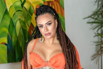 Bela do São Paulo veste lingerie vermelha para comemora 500 mil seguidores no Instagram