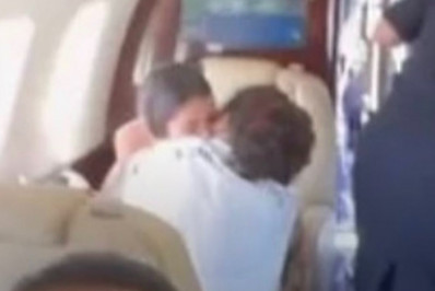 Whindersson Nunes é flagrado aos beijos em jatinho