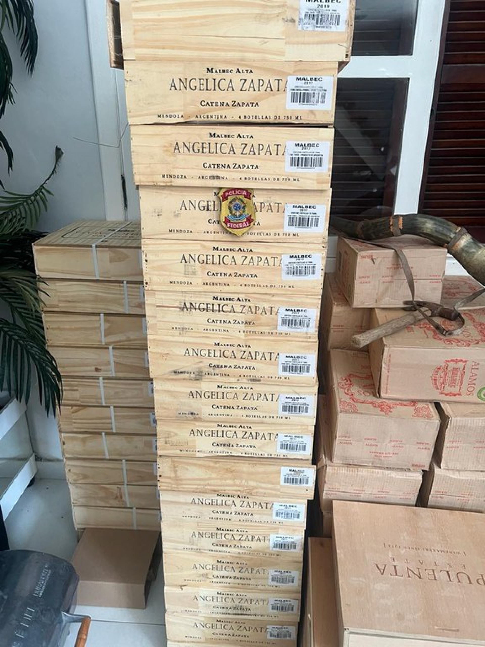 PF apreende 8 mil garrafas de vinho contrabandeadas; bebida era vendida pela metade do preço
