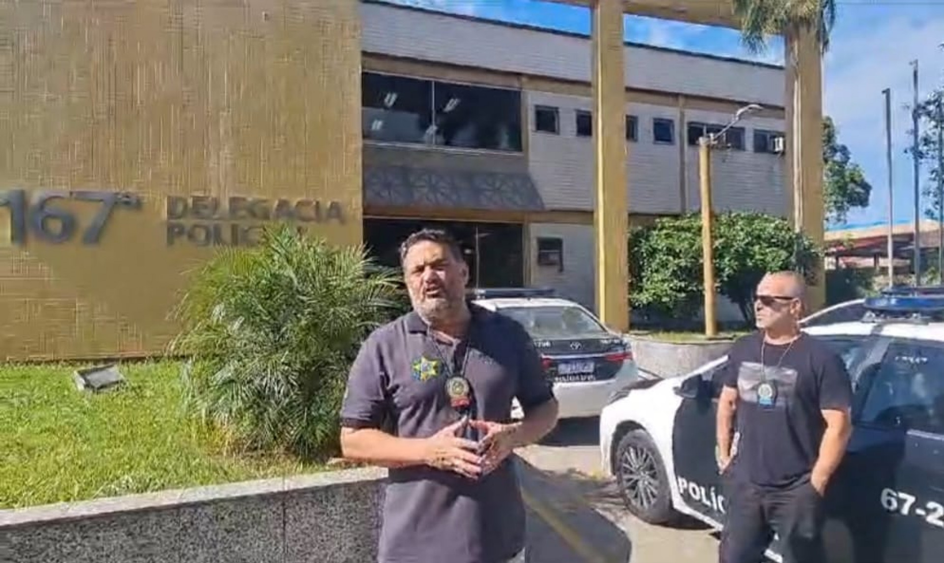 Delegado Marcello Russo (E) com sua equipe depois de colocar atrás das grades o homem acusado de estupro de vulnerável - Divulgação/167ª DP ( Paraty)