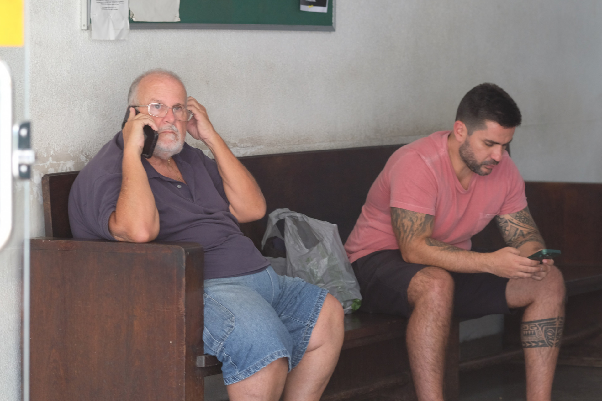 Familiares do auditor fiscal comparecem ao IML do Centro para libera&ccedil;&atilde;o do corpo, nesta quarta-feira (20) - Pedro Ivo/Ag&ecirc;ncia O Dia                                                                                                                                                                                                                                                 