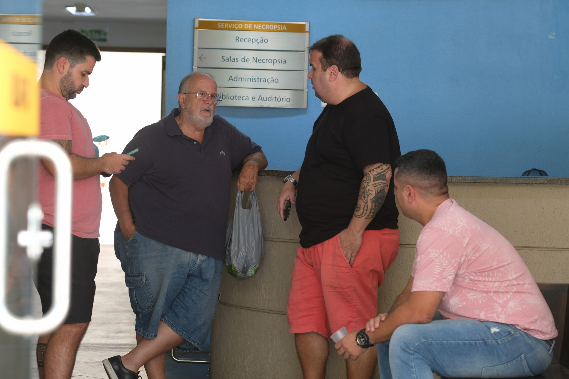 Familiares do auditor fiscal comparecem ao IML do Centro para libera&ccedil;&atilde;o do corpo, nesta quarta-feira (20) - Pedro Ivo/Ag&ecirc;ncia O Dia                                                                                                                                                                                                                                                    