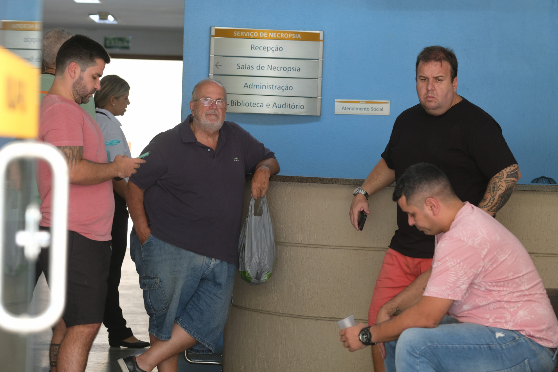 Familiares do auditor fiscal comparecem ao IML do Centro para libera&ccedil;&atilde;o do corpo, nesta quarta-feira (20) - Pedro Ivo/Ag&ecirc;ncia O Dia                                                                                                                                                                                                                                                    