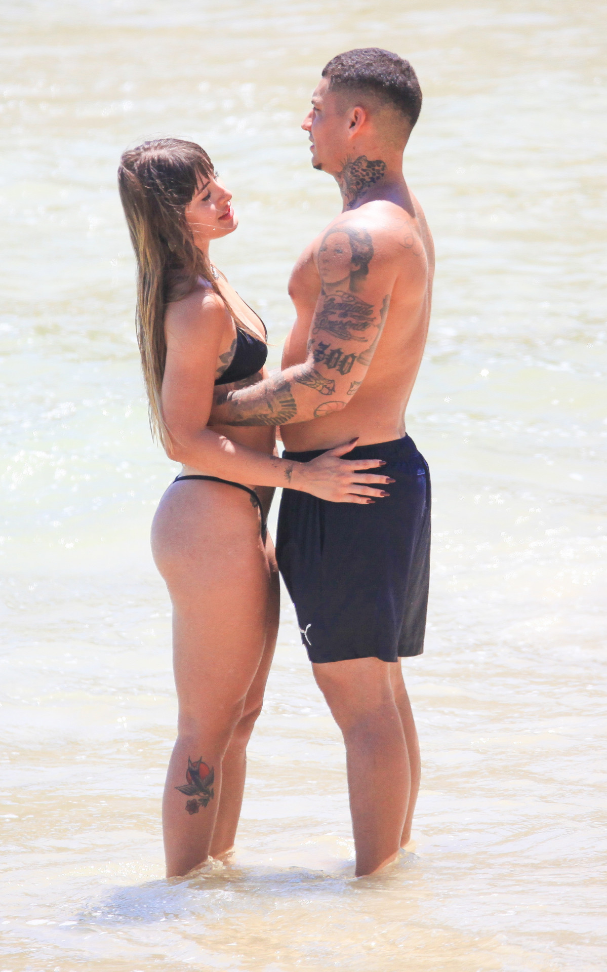 Filipe Ret e a namorada, Agatha Sá, curtem dia de praia no Rio